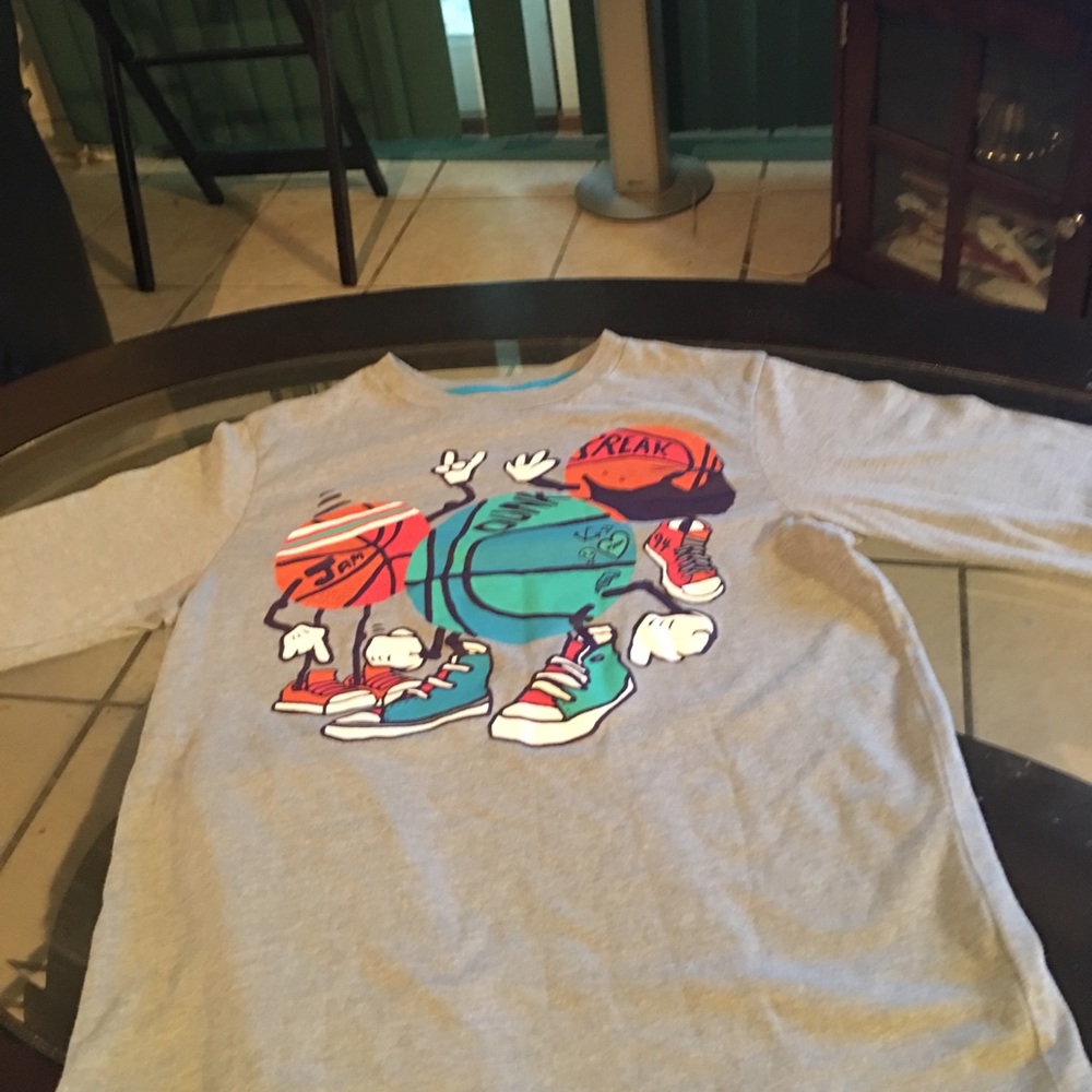Old Navy Tee shirt Large for boys